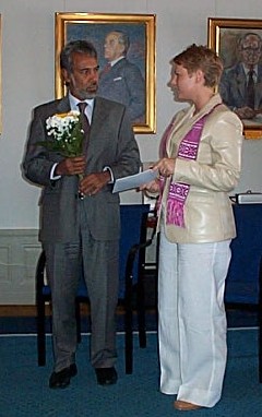  Xanana Gusmão och Östtimorkommitténs före detta ordförande Ann larsson hos UD i Stockholm den 22 april 2002.